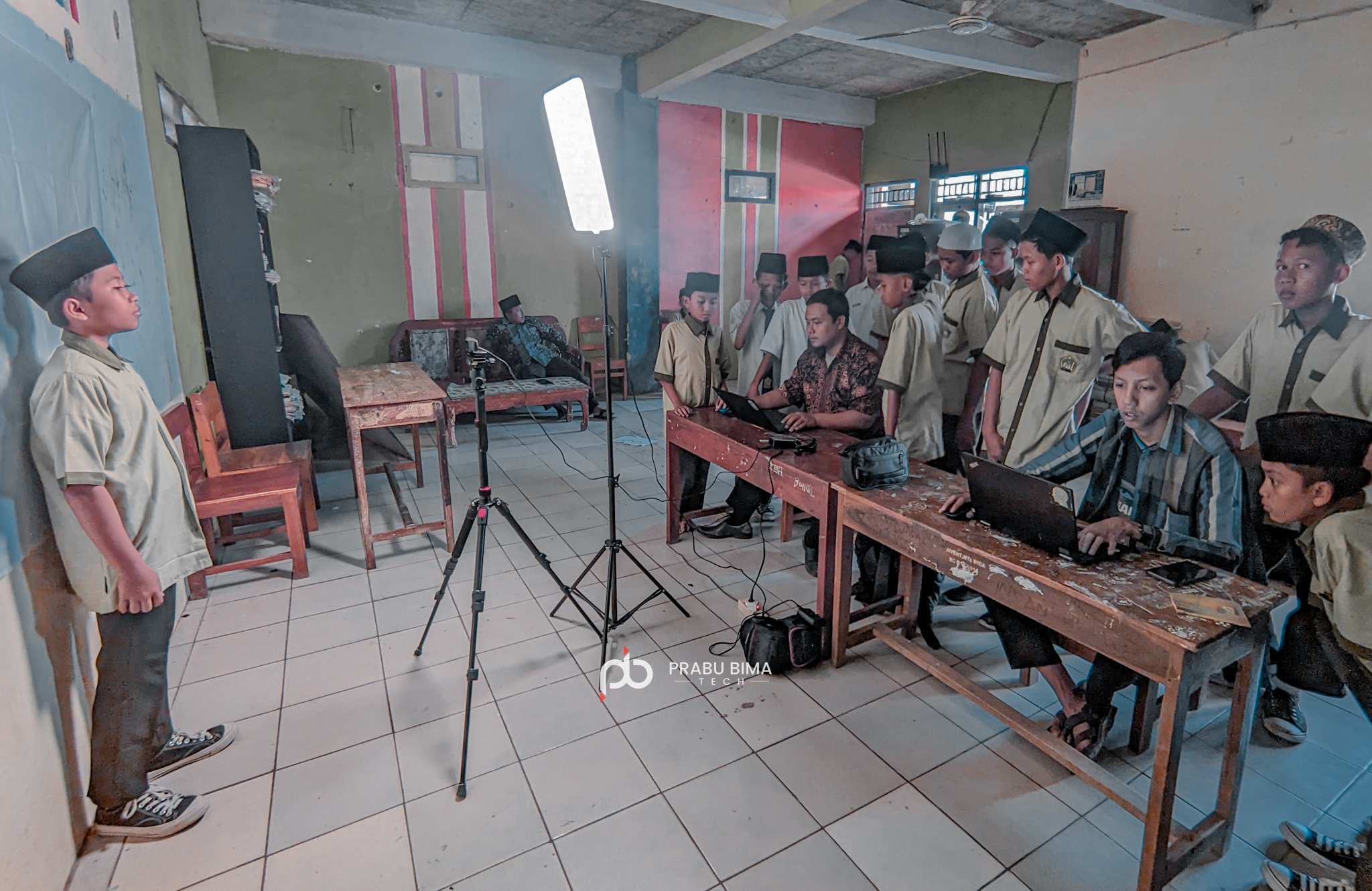 Pengambilan Foto Santri di Pondok Pesantren Miftahul Huda Rawalo Untuk Pembuatan Smartcard